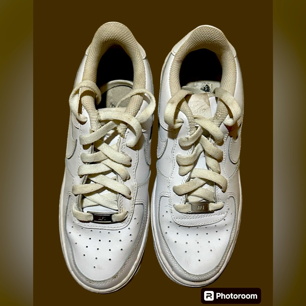 Boys 5.5 Nike Air